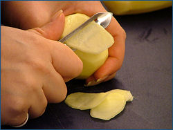 Scuola di cucina - Pulire le patate - Le ricette dello spicchio d'aglio